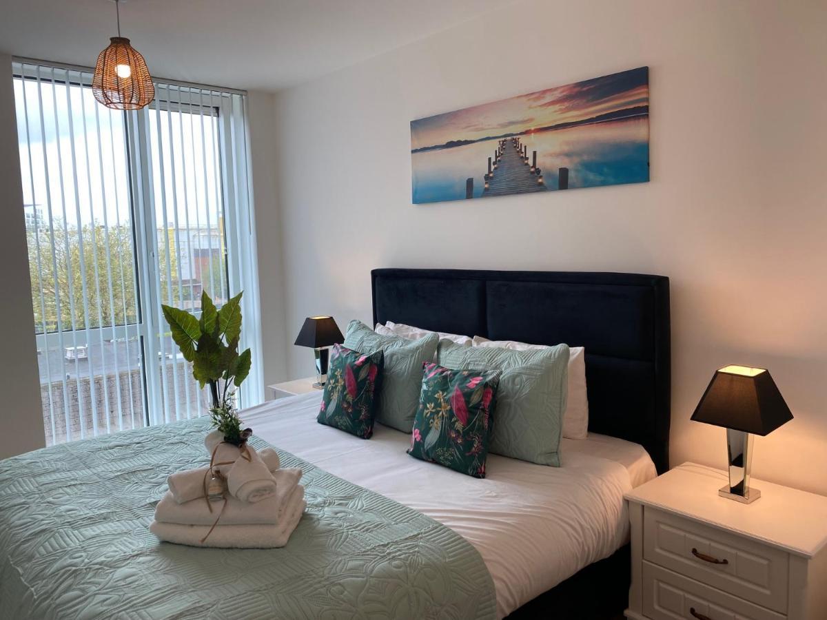 Berks Luxury Serviced Apartments,5 Bedrooms, 5 Double Beds, 2 Bathrooms, Free Super Fast Wifi & Parking Earley 外观 照片