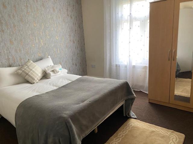 Berks Luxury Serviced Apartments,5 Bedrooms, 5 Double Beds, 2 Bathrooms, Free Super Fast Wifi & Parking Earley 外观 照片