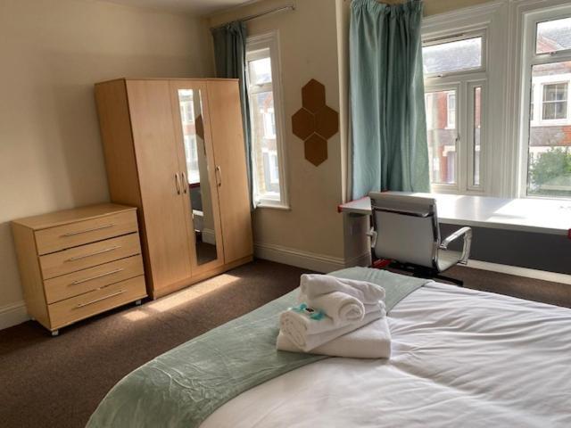 Berks Luxury Serviced Apartments,5 Bedrooms, 5 Double Beds, 2 Bathrooms, Free Super Fast Wifi & Parking Earley 外观 照片