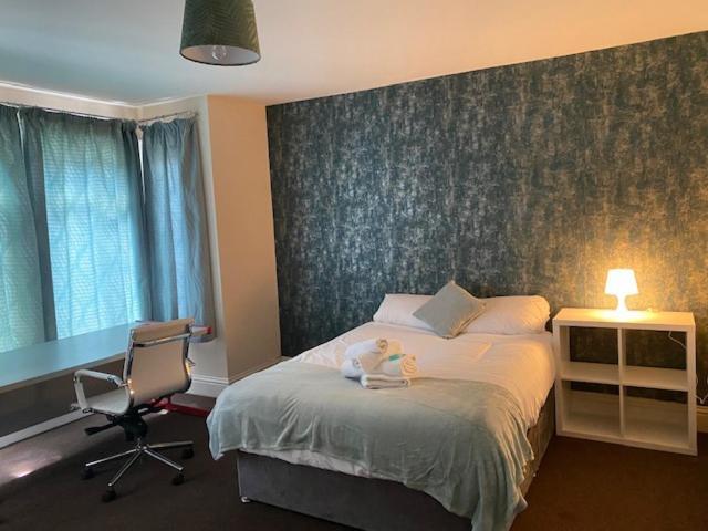 Berks Luxury Serviced Apartments,5 Bedrooms, 5 Double Beds, 2 Bathrooms, Free Super Fast Wifi & Parking Earley 外观 照片
