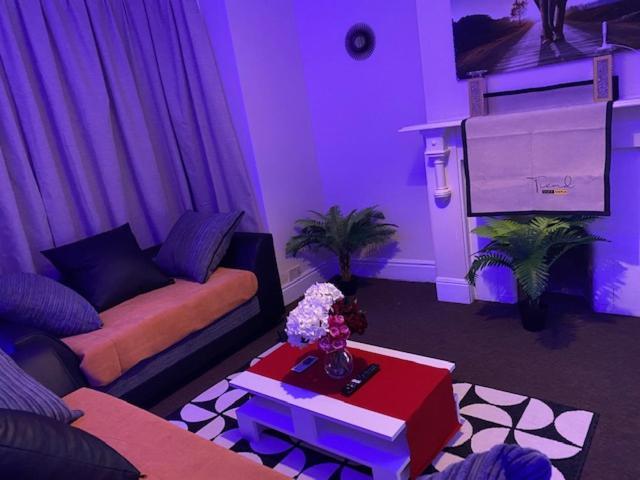 Berks Luxury Serviced Apartments,5 Bedrooms, 5 Double Beds, 2 Bathrooms, Free Super Fast Wifi & Parking Earley 外观 照片